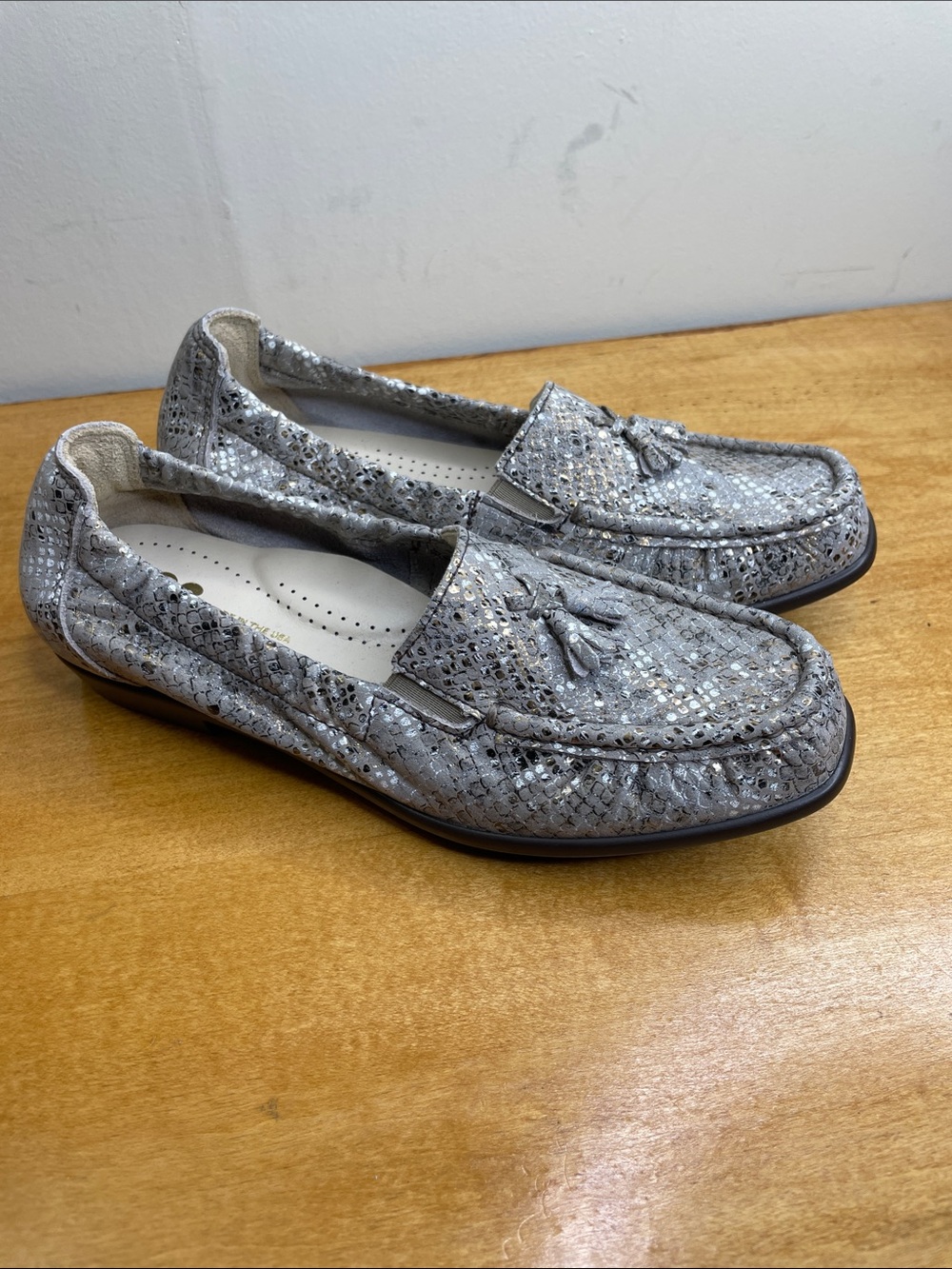 SAS Hope Silver Textured Tassel Loafers. Size 5
